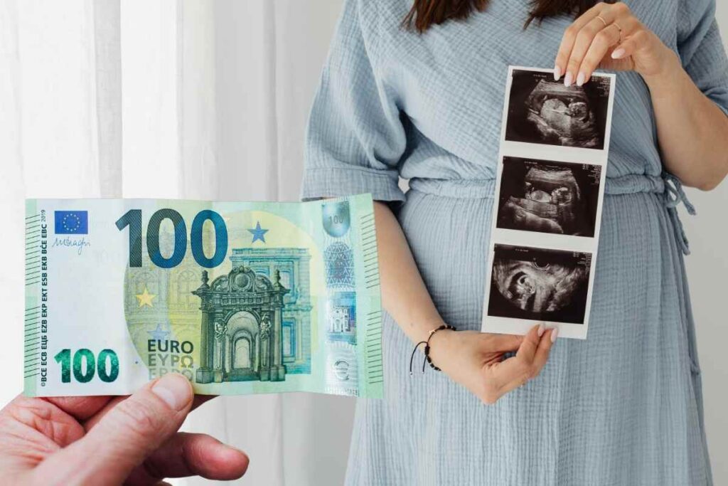 Ayuda por maternidad de 100 euros: quién puede pedirla y cómo solicitarla paso a paso