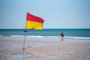 Banderas en la playa: qué significan y cómo proteger tu seguridad en el mar