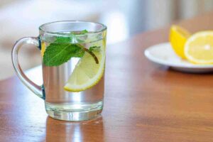 ¿Por qué beber agua con limón puede ser tu salvación? Este es su secreto