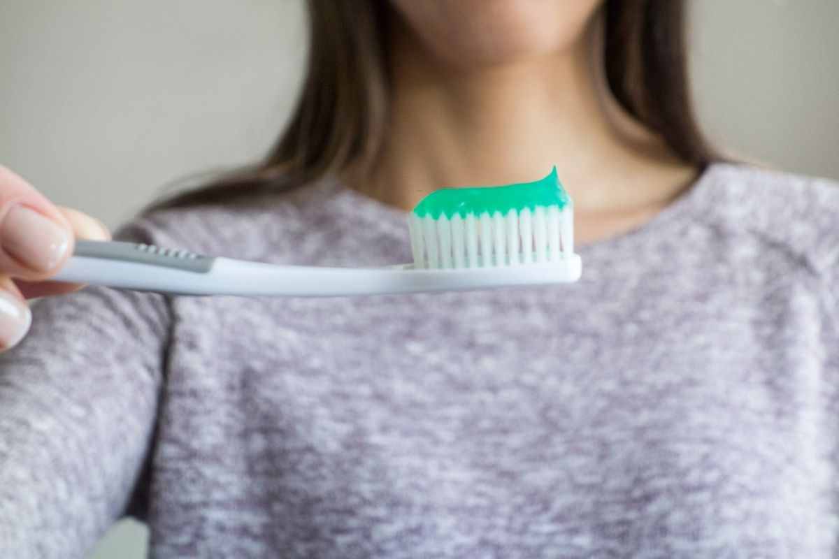 Por qué debes esperar antes de cepillarte los dientes después de comer