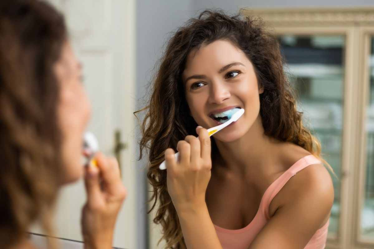 Por qué debes esperar antes de cepillarte los dientes después de comer