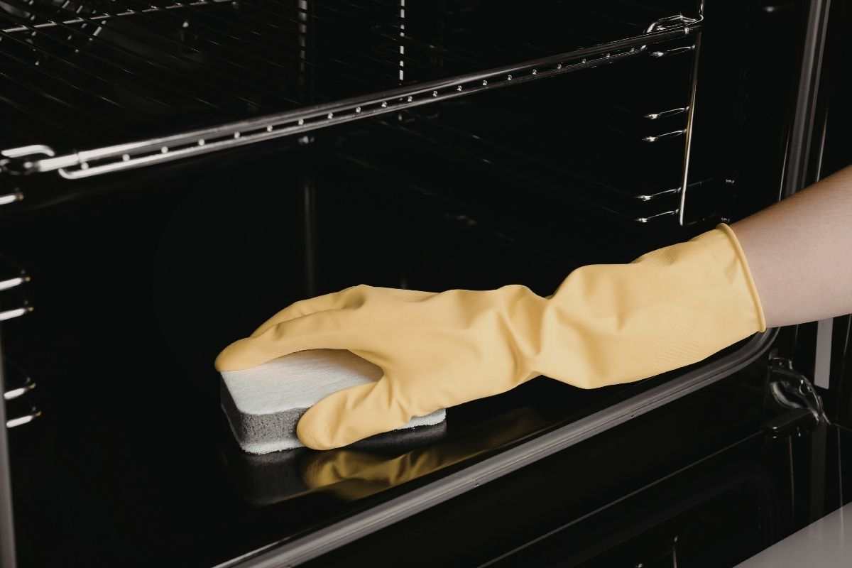 El truco casero con bicarbonato que deja el horno como nuevo usando solo dos ingredientes