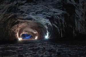 La ciudad española más mágica de todas: se accede a través de una cueva