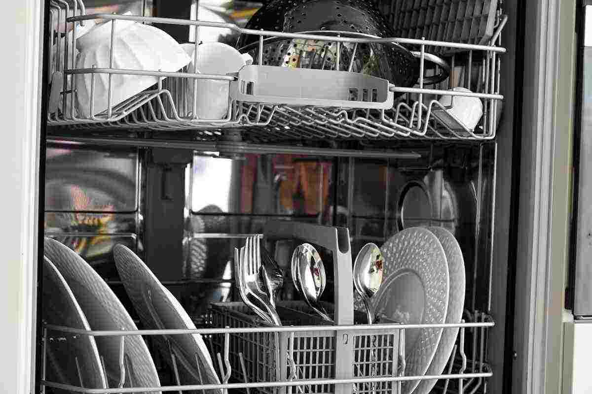 El truco infalible con papel de aluminio para que tus cubiertos brillen siempre en el lavavajillas