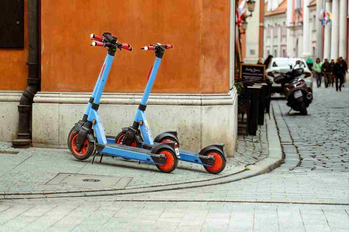 El nuevo requisito obligatorio para patinetes eléctricos en España: lo que debes llevar para evitar multas