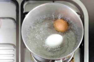 No desperdicies este agua: el uso sorprendente del líquido donde cociste huevos