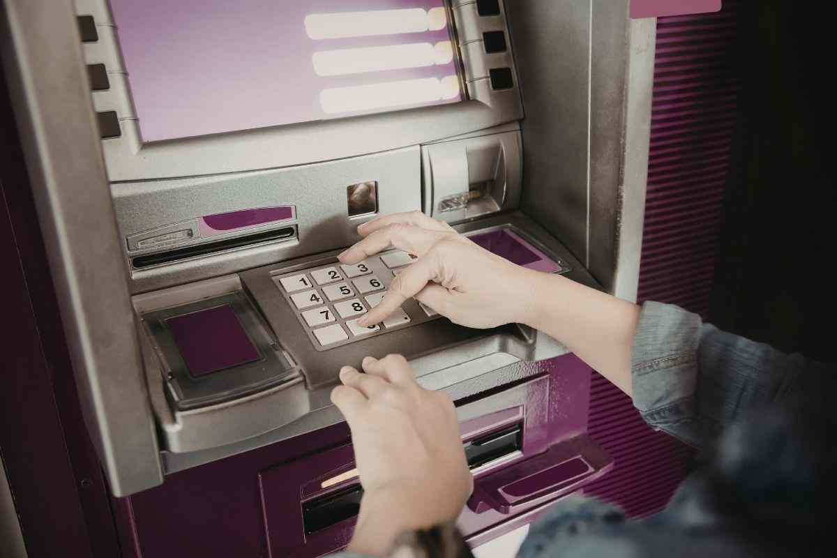 Cómo evitar las comisiones al sacar dinero en el extranjero: claves para no pagar de más