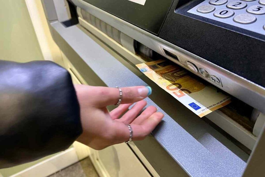 Cómo evitar las comisiones al sacar dinero en el extranjero: claves para no pagar de más