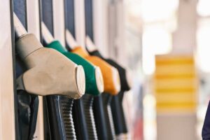 Este hábito al repostar el coche impacta directamente en tu gasto mensual