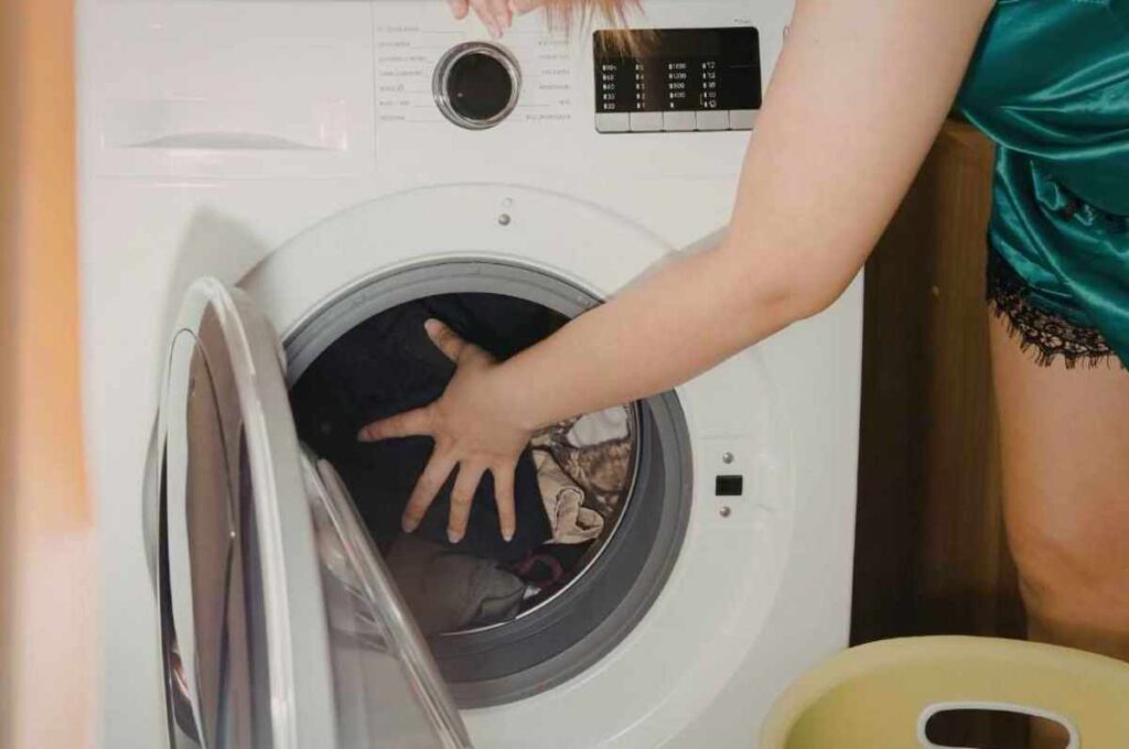 El botón oculto de la lavadora que reduce el consumo de energía y cuida la ropa