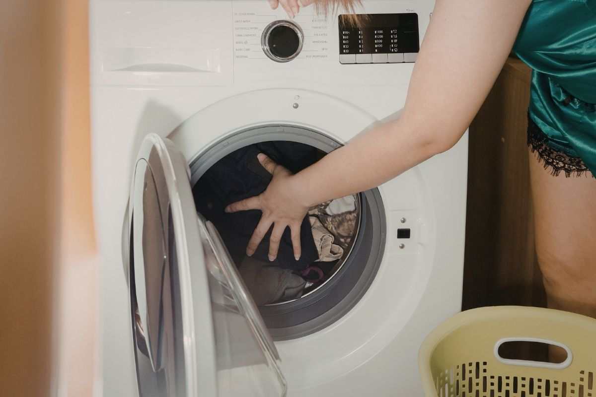 El truco de la puerta de la lavadora que puede ahorrarte cientos de euros en la factura de la luz