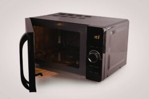 Di adiós al microondas: por qué deberías desconectarlo siempre según expertos