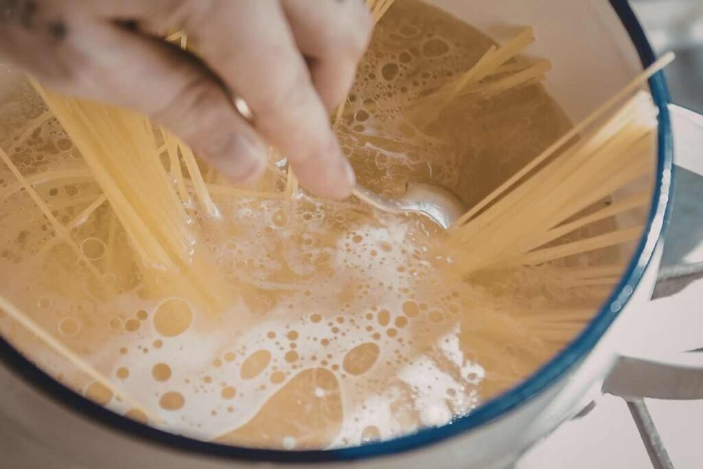 No tires el agua de la pasta: el truco de cocina que transforma tus platos y que casi nadie aprovecha