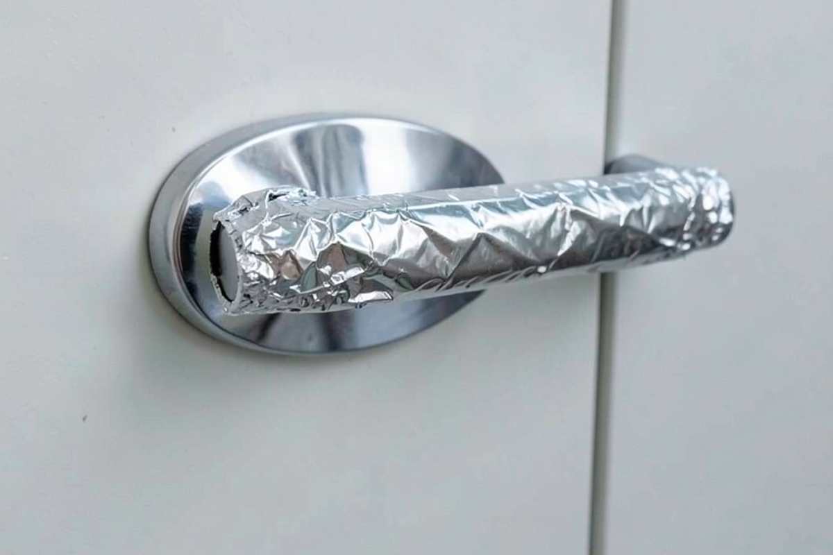 Por qué poner papel de aluminio en el picaporte de la puerta