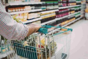 Por qué los supermercados cambian de lugar sus productos