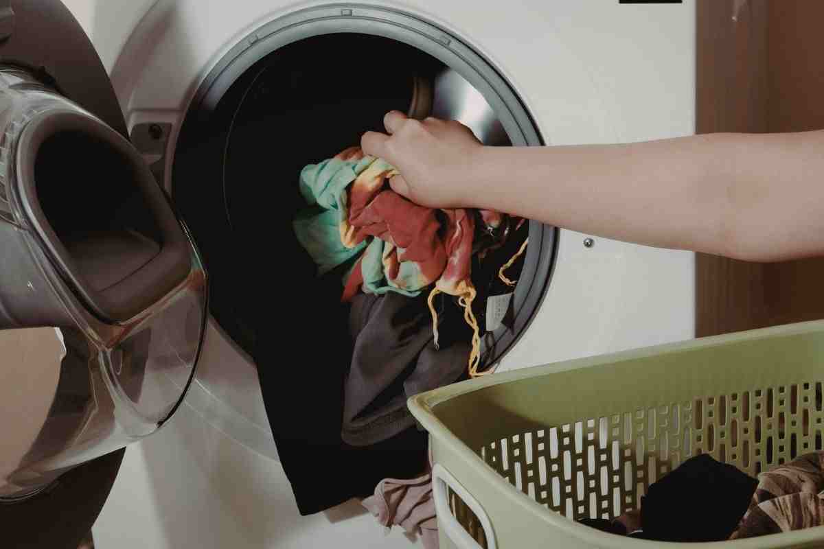 El truco del vinagre para que tu ropa negra luzca como nueva tras cada lavado