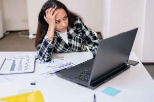 La prestación por desempleo, conocida comúnmente como paro en España, es un apoyo económico que reciben quienes pierden su trabajo de forma involuntaria, siempre y cuando cumplan una serie de requisitos establecidos por el Servicio Público de Empleo Estatal (SEPE). Esta ayuda tiene la finalidad de proporcionar un respaldo temporal mientras la persona busca un nuevo empleo, pero ¿cuánto tiempo puedes realmente cobrarla? La respuesta no es única, sino que depende directamente de tus cotizaciones previas a la Seguridad Social. Para tener derecho al paro contributivo, es imprescindible haber trabajado y cotizado al menos 360 días dentro de los últimos seis años antes de quedar desempleado. Esta condición básica es el punto de partida para calcular cuánto tiempo durará la prestación que puedes recibir. Duración del paro según tus años cotizados La duración de la prestación por desempleo no es fija: varía en función del total de días cotizados por desempleo en los seis años anteriores a la situación legal de desempleo. Cuanto más tiempo hayas contribuido, mayor puede ser el periodo durante el cual recibirás la prestación. 360–539 días cotizados: derecho a 120 días de prestación. 540–719 días cotizados: hasta 180 días de paro. 720–899 días cotizados: puedes recibir paro durante 240 días. 900–1 079 días cotizados: corresponde 300 días. 1 080–1 259 días cotizados: hasta 360 días. 1 260–1 439 días cotizados: 420 días. 1 440–1 619 días cotizados: 480 días. 1 620–1 799 días cotizados: 540 días. 1 800–1 979 días cotizados: 600 días. 1 980–2 159 días cotizados: 660 días. Desde 2 160 días cotizados: el máximo legal de 720 días (casi dos años). Este sistema escalonado busca compensar a quienes han contribuido más tiempo al sistema con una mayor duración de la prestación, incentivando una trayectoria laboral más prolongada y estable. Además de los requisitos de cotización, para poder cobrar el paro es necesario estar inscrito como demandante de empleo, mantener activa la búsqueda de empleo y cumplir con las obligaciones de colaboración con el SEPE. Es importante tener en cuenta que, si no se ha cotizado lo suficiente para tener derecho al paro contributivo, existen subsidios o ayudas alternativos que el SEPE puede conceder en función de la situación personal y familiar del solicitante, aunque con diferentes requisitos y duración. Conocer estos criterios te permite planificar mejor tus expectativas y tomar decisiones más informadas sobre tu situación laboral y financiera en caso de desempleo, manteniendo la puerta abierta para aprovechar al máximo las prestaciones disponibles.